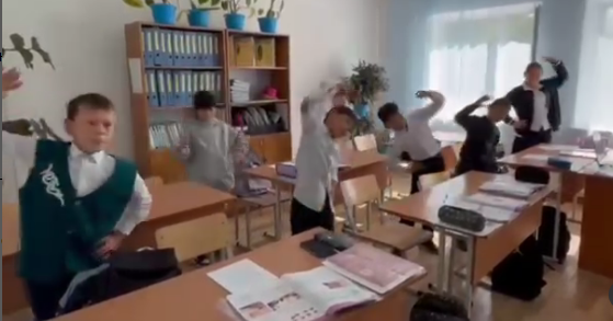 Жаңалық негізгі орта орта мектептің 1-9 сынып оқушылары мен мұғалімдері және сынып жетекшілері бірінші сабақтын алдында ,сергіту жаттығуларын жүргізді.