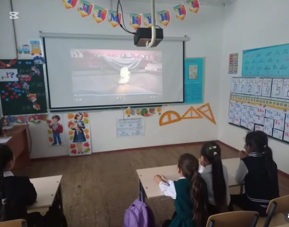 Жаңалық негізгі орта мектебінің 2-3 сынып оқушыларымен Бауыржан Момышұлының 115 жылдығына арналған тәрбие сағатын өткізді. Сынып жетекшілері: Бакибюлева А.М, Исабекова Б.Н.