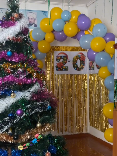 26.12.2025 ж. күні Жаңалық негізгі орта мектебінде 1-9 сынып оқушылары арасында "Ғажайыпқа толы Жаңа жыл" атты мектепішілік шырша ұйымдастырылды